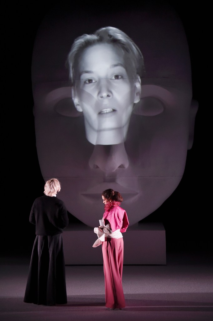 vorn: Fabian Gröver (Jerome) und Simone Müller (Zoe); hinten auf der Projektion: Laura Trapp (Geain) | Foto: Martin Kaufhold