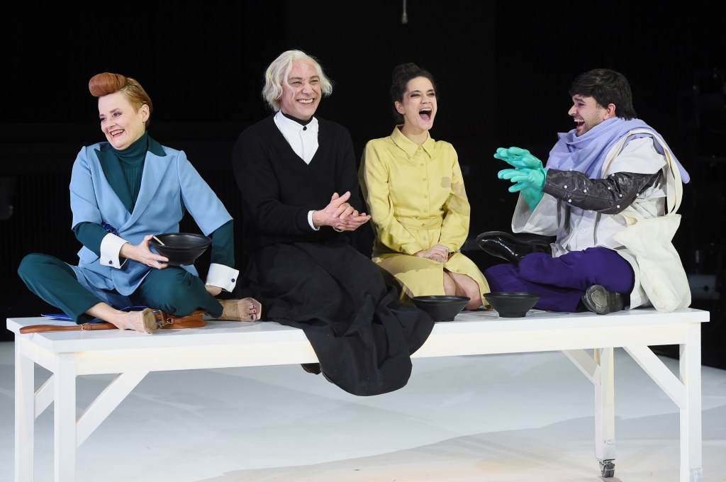 Martina Struppek (Corinna); Fabian Gröver (Jerome); Simone Müller (Gou 300 F); Lucas Janson (Mervyn) | Foto: Martin Kaufhold